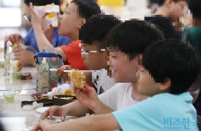 서울 한 초등학교 급식시간. 이 사진은 기사의 특정내용과 무관함. 사진=비즈한국DB
