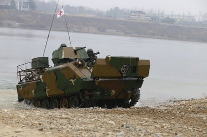K200 장갑차는 한국형 보병전투차라는 개념과 달리 자체 무장이 빈약해 주로 병력을 전장으로 수송하는 용도로 사용되고 있다. 사진=육군 제공