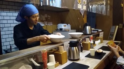 ‘초라함’을 콘셉트로 내건 이색 라멘집 가와니시멘교(川西麺業)의 마쓰이 료타 사장. 초기자본금이 40만 엔(약 400만 원)에 불과하다. 사진=트위터 @vitamin_farm 캡처