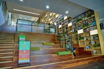 원천호수와 신대호수 사이에 있는 광교푸른숲도서관. 1~2층을 튼 계단식 열람실에서 자유롭게 책을 볼 수 있다. 사진=구완회 제공