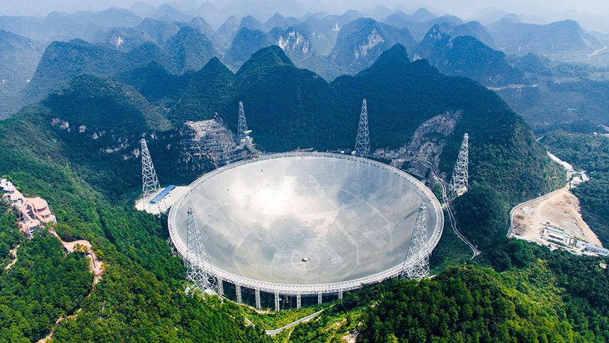 중국에 지어진 현존하는 가장 거대한 단일 접시 전파 망원경 FAST. 사진=Xinhua
