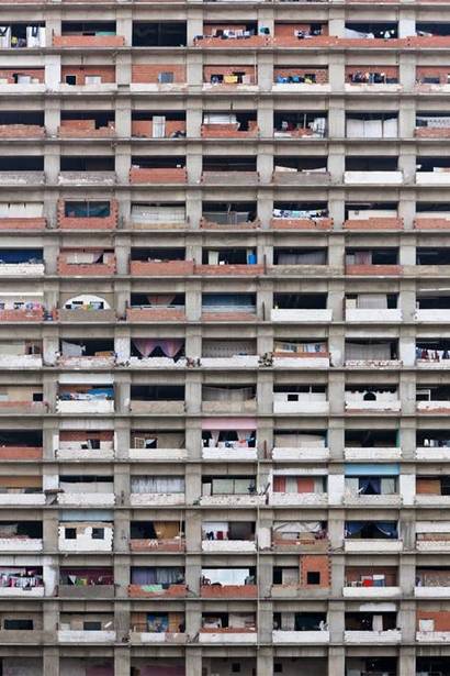 짓다 만 채로 방치된 베네수엘라 카라카스의 45층 빌딩 토레 다비드. 사진=Iwan Bann