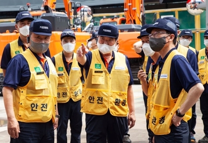 지난 20일 권오갑 현대중공업지주 회장이 두산인프라코어 인천 공장을 방문한 모습. 사진=두산인프라코어 홈페이지 캡처