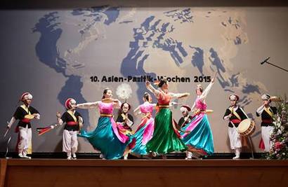 2015년 열 번째 아시아 퍼시픽 위크 행사에서 공연하는 한국 전통무용단 모습. 사진=berlin.de