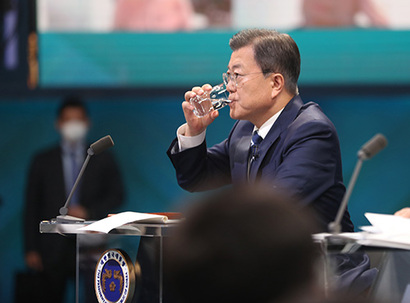 문재인 대통령이 21일 오후 서울 여의도 KBS 공개홀에서 열린 2021 국민과의 대화 ‘일상으로’에서 국민 패널들의 질문에 답한 뒤 물을 마시고 있다. 사진=연합뉴스
