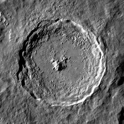 달 표면에서 볼 수 있는 일반적인 운석 크레이터 중 하나인 티코 크레이터(Tycho Crater). 중앙에 봉우리가 솟아 있다. 사진=NASA/LRO