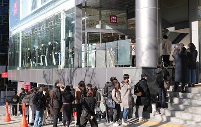 지난 11월 12일 질 샌더와 협업한 제품을 구매하기 위해 ​서울의 유니클로 매장 앞에 소비자들이 ​줄을 서 있다. 사진=연합뉴스