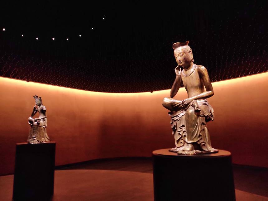 국립중앙박물관 사유의 방에는 국보 금동미륵보살반가사유상 두 점이 전시되어 있다. 사진=구완회 제공