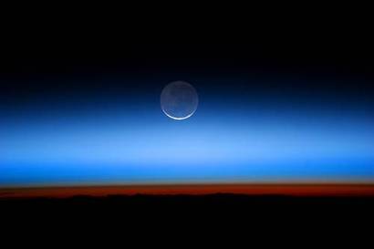 지구에 반사된 태양 빛이 달에 다시 비치면서 초승달의 어두운 부분이 어스름하게 보이는 현상을 지구조라고 한다. 사진=NASA