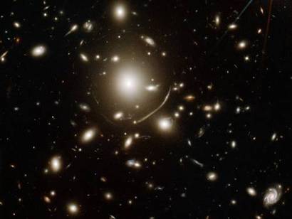 높은 밀도의 은하단 중심에서는 은하들의 거듭된 병합으로 인해 거대한 타원 은하가 반죽된다. 사진=NASA, ESA, CRAL, LAM, STScI