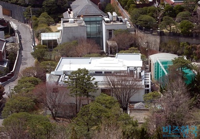 이명희 신세계 회장이 주민등록상 거주지로 등록한 한남동 단독주택(흰색 지붕).  사진=임준선 기자
