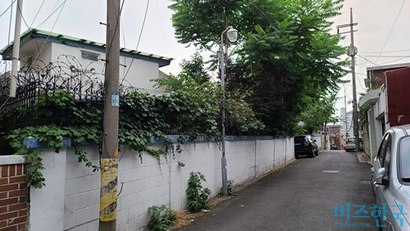 ‘존쌤’으로 유명한 현승원 디쉐어 의장이 지난 3월 31일 사들인 서울 용산구 보광동 단독주택과 부지. 이 일대는 한남뉴타운 재개발사업 부지에 포함됐다. 사진=정동민 기자