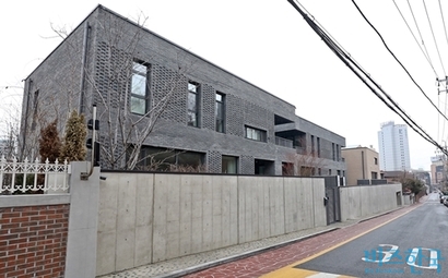 이해욱 DL그룹 회장은 강남구 삼성동 현대주택단지에 지은 단독주택에 산다.  사진=최준필 기자