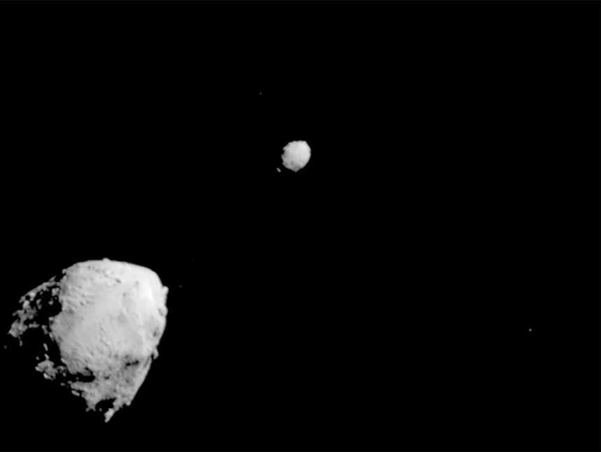 탐사선이 충돌하기 직전 디모르포스에 접근하면서 촬영한 사진. 왼쪽 아래 크게 보이는 것이 디디모스, 사진 가운데 작게 보이는 것이 이번 실험의 목표인 디모르포스다. 사진=Doug Ellison & NASA(Original)