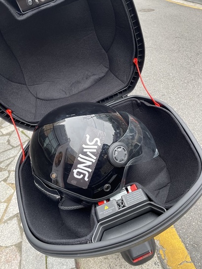 스쿠터에 부착된 헬멧박스는 시동을 걸어야만 열 수 있다. 사진=박해나 기자