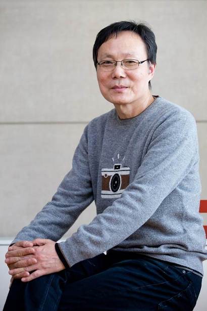 우주를 유영하는 오색빛깔 고래로 유명한 작가 전준엽의 전시회가 서울 종로구 나마갤러리에서 3월 8일부터 28일까지 열린다. 사진=비즈한국 DB