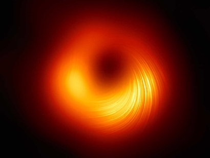 최초로 직접 관측에 성공한 M87 은하 중심의 초거대질량 블랙홀 주변 빛의 고리. 사진=EHT Collaboration