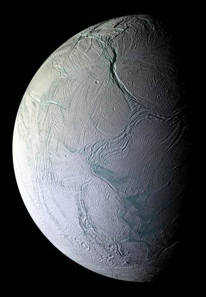 카시니 탐사선이 주변을 지나가면서 포착한 엔셀라두스의 얼음 표면. 사진=NASA/JPL/Space Science Institute
