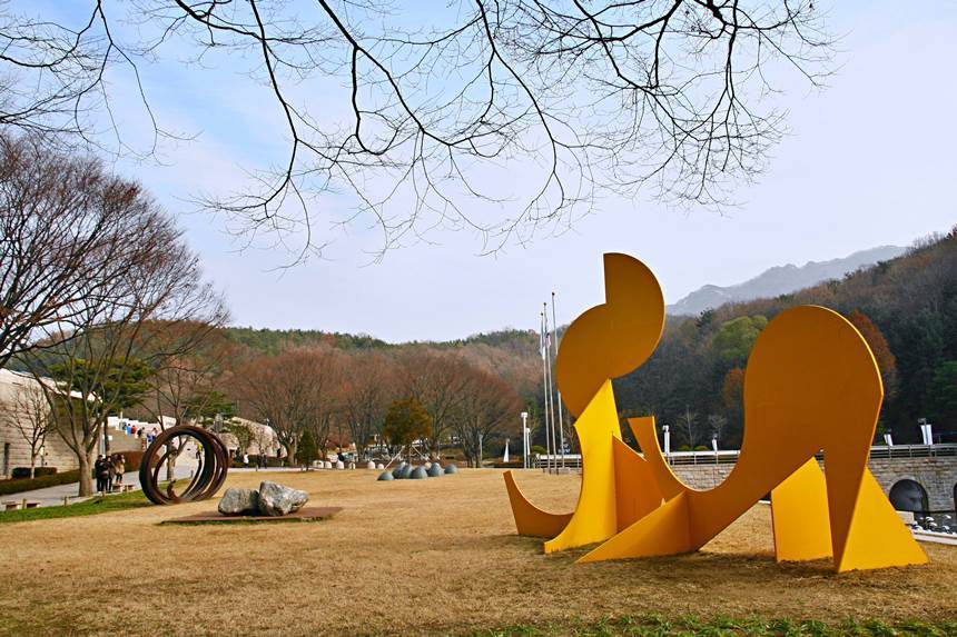 과천관은 현재 운영되는 국립현대미술관 중 가장 먼저 문을 연 곳으로 야외조각공원에도 세계적인 작가의 작품들이 즐비하다. 사진=구완회 제공