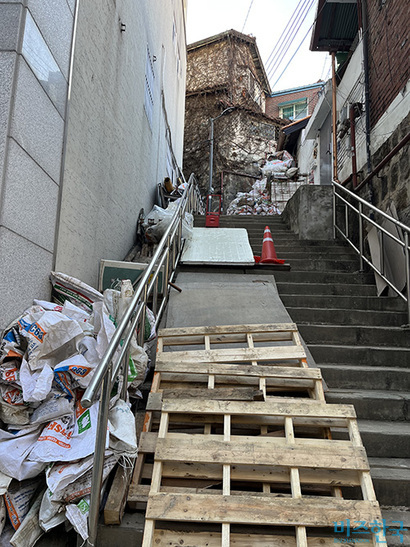 신속통합구역에 포함된 서계동 33 일대. 계단 곳곳 쌓여있는 쓰레기들과 좁은 계단. 사진=양보연 인턴기자