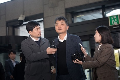 지난해 10월 서울 여의도 금윰감독원의 특별사법경찰에 출석하는 카카오 창업자 김범수 전 의장. 사진=이종현 기자