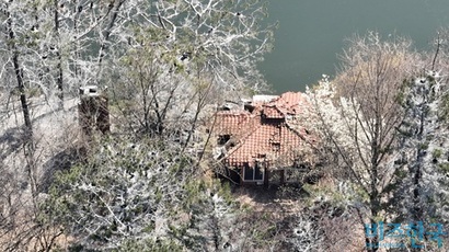 지난 2015년 이웅열 코오롱 명예회장이 누나 이 씨로부터 매입한 주택 모습. 지붕이 무너져 내린 폐허 모습이다. 사진=임준선 기자