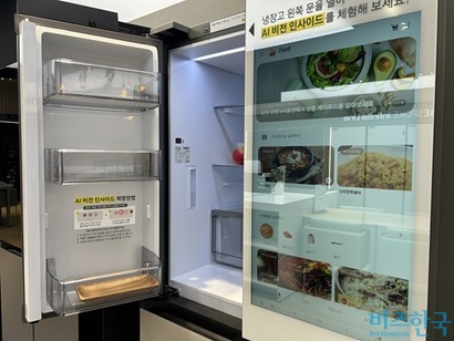 ‘AI 비전 인사이드’ 시스템을 접목한​ 비스포크 냉장고 패밀리허브. 서울 소재 백화점 삼성전자 매장에 진열된 제품. 사진=강은경 기자