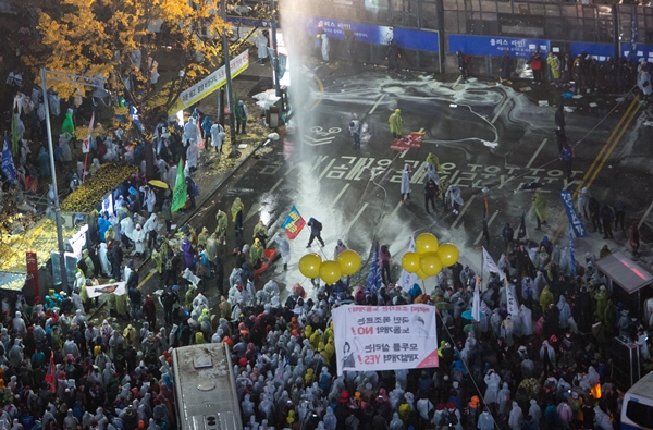 2015년 11월 14일 민중총궐기 투쟁대회 당시 경찰이 시위 참가자들을 향해 캡사이신 물대포를 쏘는 모습. 사진=박은숙 기자