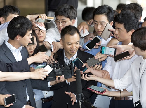 지난 7월 13일 오후 진경준 검사장에게 뇌물을 제공한 의혹을 받고 있는 넥슨 창업주 김정주 NXC 대표가 검찰에 출두해 기자들의 질문을 받고 있다. 사진=임준선 기자