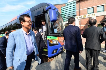 탈북민들은 “최순실 게이트는 북한 입장에서는 주민들에게 남한 체제를 깎아내릴 좋은 기회가 될 것”이라고 말했다. 사진은 지난 10월 탈북자 수용교육시설 하나원에서 열린 국정감사에 참석하는 국회의원들. 사진=비즈한국 DB