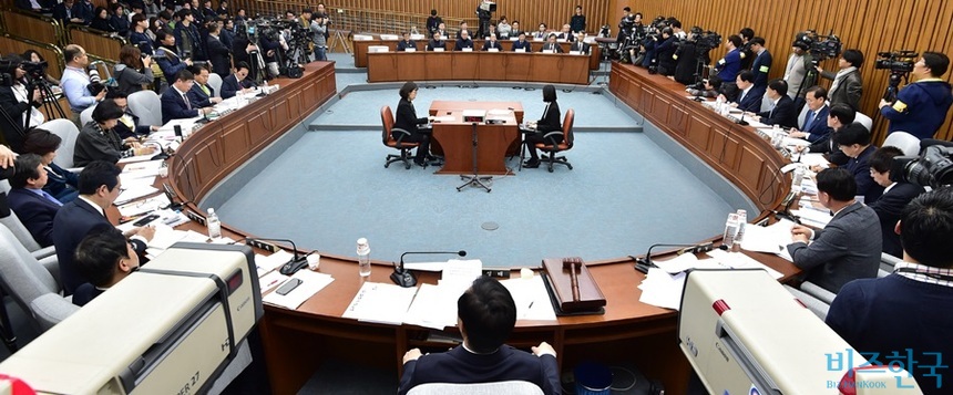 창과 방패. 지난 7일 오전 국회에서 열린 ‘최순실 등 민간인에 의한 국정농단 의혹사건 진상규명을 위한 국정조사 특별위원회 제2차 청문회’ 가 진행되고 있다. 사진=사진공동취재단