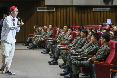 서울 노원구에 위치한 육군사관학교에서 500여 명의 군 장병이 참석한 가운데 진행된 ‘2017 군인의 품격’ 첫 번째 공연 ‘토크&미니 콘서트’에서 개그맨 김영철 씨가 강연을 하고 있다.  사진=현대차그룹 제공