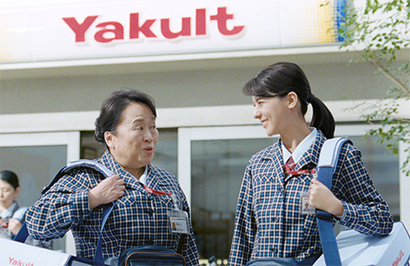 38개국에서 제조·판매되는 야쿠르트는 야쿠르트 아줌마가 배달하는 방식을 고수한다. 일본에 약 3만 6000명, 해외에 4만 5000여 명의 야쿠르트 아줌마가 있다. 사진=야쿠르트 광고 캡처