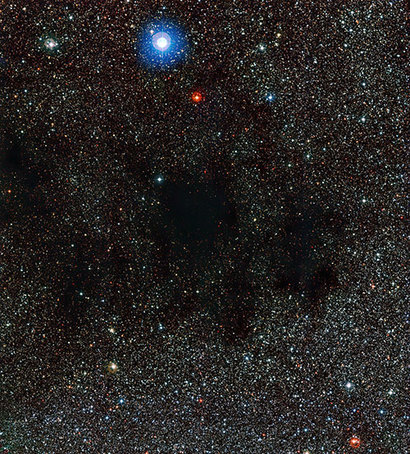 칠레에 위치한 유럽 남방 천문대(ESO, European Southern Observatory)의 라 실라 관측소(La Silla Observatory)에 있는 MPG/ESO 2.2미터 망원경으로 관측한 석탄자루 성운(Coalsack Nebula)의 모습. 사진 가운데 별이 갑자기 없는 것처럼 까맣게 보이는 구멍은 실제로 별이 없는 것이 아니라 어두운 성운이 뒤의 별빛을 가리고 있기 때문에 생긴 것이다. 이처럼 짙은 먼지로 가려진 뒤쪽은 관측하기가 어렵다. 사진=ESO
