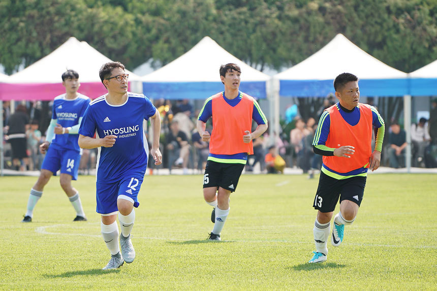 지난 11일 ‘효성 한마음 체육대회’에 참석한 조현준 회장은 축구 결승전에서 선수로 직접 뛰며 “우리는 모두 효성이라는 이름 아래 하나”임을 강조했다. 사진=효성 제공