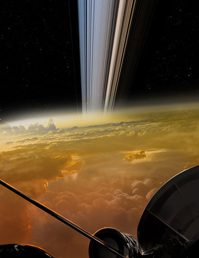 토성 구름 속으로 추락하기 직전, 토성의 고리 안쪽을 비행하는 카시니 탐사선의 모습을 그린 상상도. 토성의 하늘에서 조각이 나며 부서지기 직전, 카시니 탐사선은 바로 이런 광경을 마주했을 것이다.