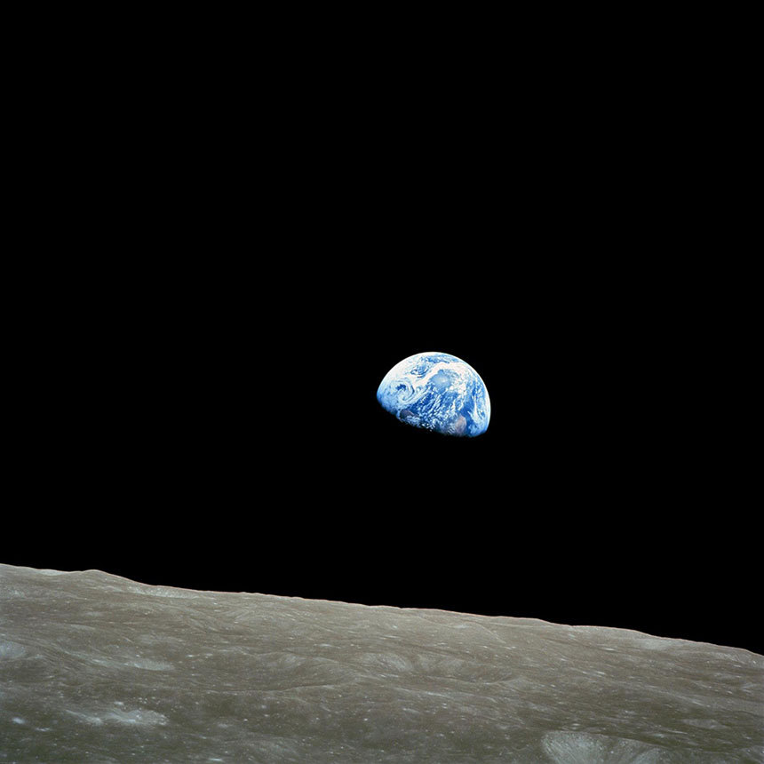 아폴로 8호의 우주인 빌 엔더스가 촬영한 지구오름(Earthrise) 장면. 우주선이 달 주변을 빠르게 돌면서 달의 지평선 위로 지구가 떠오르는 것처럼 보이는 모습을 촬영한 것이다. 사진=NASA