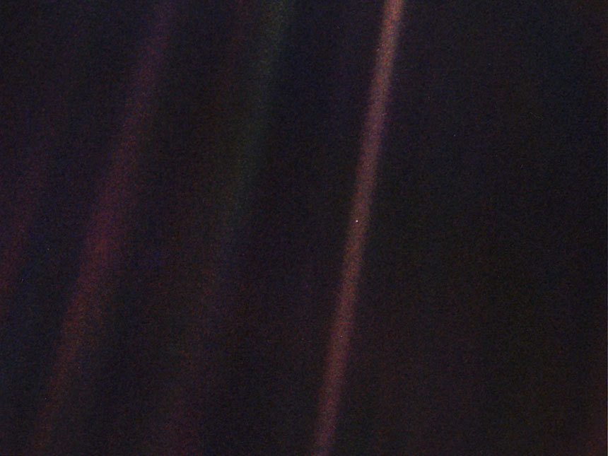약 60억 km 거리에서 바라본 작은 지구의 모습, 칼 세이건은 이 지구의 낯선 모습을 보고 ‘희미한 푸른 점(Pale blue dot)’이라는 별명을 붙였다. 보이저 1호는 이 사진을 찍은 이후로 지금까지도 계속 태양계 바깥 우주를 향해 나아가고 있다. 사진=NASA/JPL-Caltech