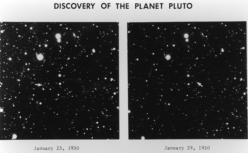 1930년 1월 23일과 1월 29일, 약 일주일 간격으로 촬영된 동일한 밤하늘의 사진을 보면 하얀 화살표로 표시된 작은 점이 이동했음을 볼 수 있다. 이 작은 점이 바로 명왕성이다. 톰보는 사진 속 미세한 점들의 움직임을 하나하나 분석한 끝에 명왕성의 작은 움직임을 포착했다. 자료=Lowell Observatory Archives