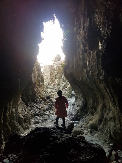 철책을 지나 부산국가지질공원에서 함각섬석암맥을 지나면 아이들이 더욱 좋아할 만한 ‘동굴체험’이 이어진다. 파도가 만든 해식동굴은 옛날 원시인이 보금자리로 충분히 삼을 만큼 아늑하다. 사진=구완회 제공