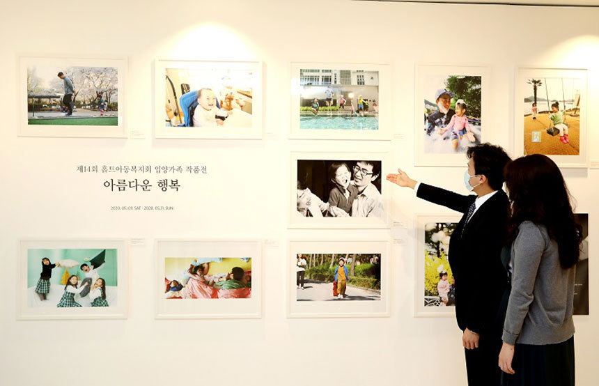 지난 9일 홀트아동복지회(회장 김호현)가 주최하고 롯데호텔(대표이사 김현식)이 후원하는 입양가족 작품 공모전 ‘제14회 아름다운 행복’의 당선작이 롯데호텔월드에 전시됐다.