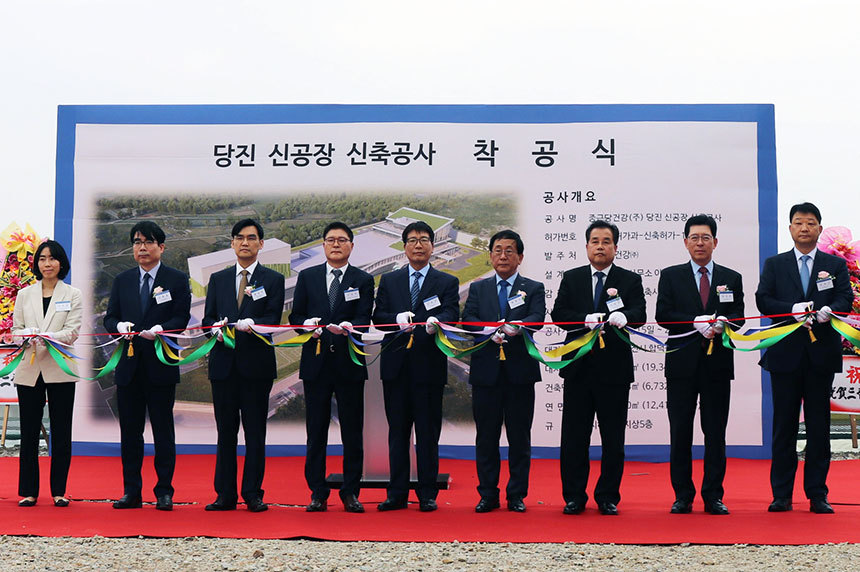 18일 종근당건강 합덕 신공장 착공식에서 황상연 종근당홀딩스 대표, 이상포 아라건축사무소 대표, 김호곤 종근당건강 대표(왼쪽 세 번째부터)가 테이프 커팅을 하고 있다. 사진=종근당건강 제공​​