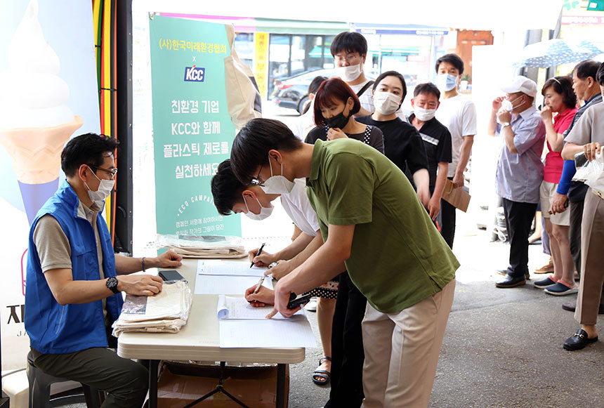 통인시장을 방문한 시민들이 KCC의 환경 캠페인에 동참해 에코백을 받아가고 있다. 사진=KCC 제공