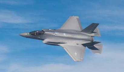 많은 군사전문가들은 F-X 2차 사업을 통해 애초 계획된 F-35A 20대를 구매하고 경항공모함인 대형수송함-2의 개발 및 건조 추세를 보아가며 향후 F-35B를 구매하는 것이 올바른 전력증강방식으로 보인다고 얘기하고 있다. 사진=방위사업청 제공