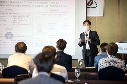 현대제철은 지난달 29일 환경재단과 한국생산성본부가 주관하고 인천시, 중구·미추홀구와 함께 진행하는 ‘커피박 재자원화 프로젝트’ 제2회 컨퍼런스를 성공적으로 개최하고, 그간의 사업성과를 공유했다. 사진=현대제철 제공