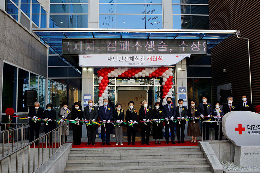 적십자 재난안전센터 개관식에서 테이프 커팅을 하는 적십자 서울지사 김흥권 회장과 내빈들. 사진=매일유업 제공