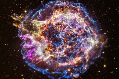 카시오페이아 A 초신성 잔해. 오래전 존재한 별들이 이렇게 남긴 별먼지 잔해가 모여서 오늘날의 우주가 되었다. 이미지=NASA/CXC/SAO; NASA/CXC/E.Jiang