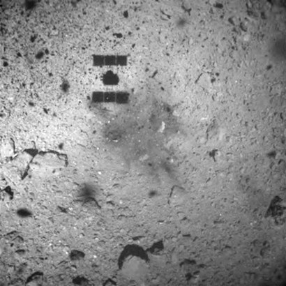 일본의 하야부사2 탐사선이 류구에 접근하던 당시 소행성 표면 위에 탐사선의 그림자가 선명하게 그려진 모습. 사진=JAXA
