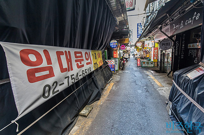 지난해 12월 서울 중구 남대문시장의 한 점포에 임대 문의 안내문이 붙어 있다. 사진=최준필 기자
