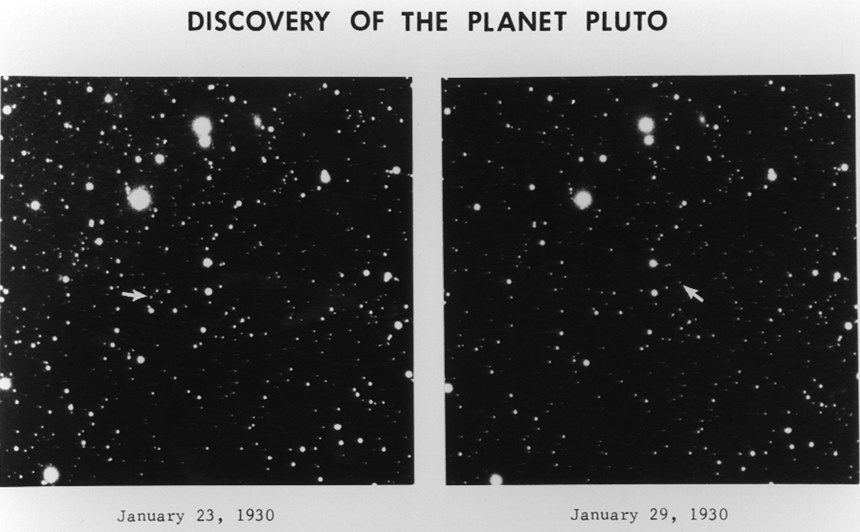 천문학자 클라이드 톰보가 1930년 당시 6일 간격으로 촬영된 사진에서 뭔가 움직이는 것을 발견했다. 화살표로 표시된 것이 명왕성이다. 참 희미하다! 사진=Lowell Observatory Archives